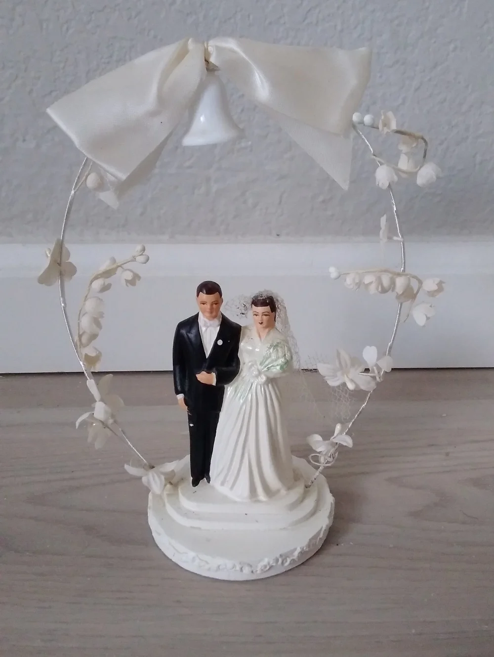 Vintage 1950 Cake Topper Wedding Bride Groom Chalkware Couple Decor